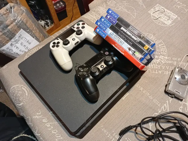 Consola PS4 con dos controles y juegos incluidos - 3