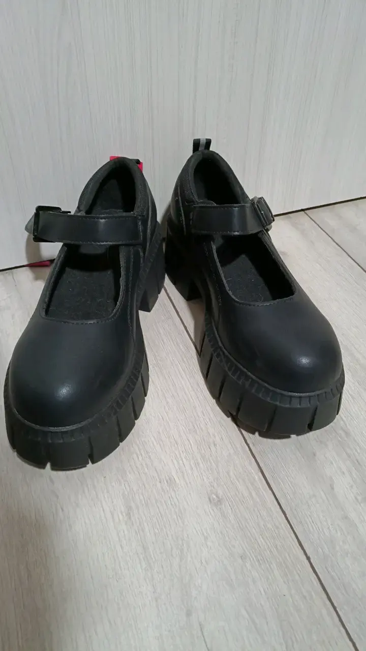 Zapatos negros de plataforma con correa - 1