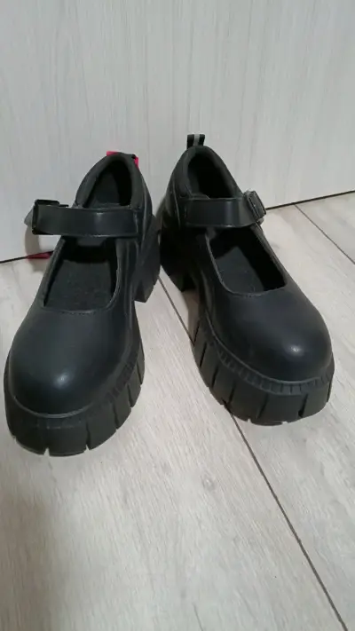 Zapatos negros de plataforma con correa - miniatura 1