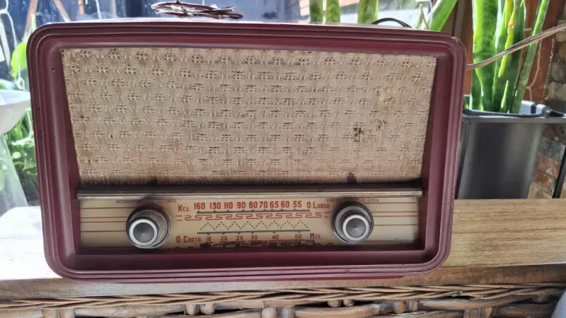 Radio antigua de madera estilo vintage