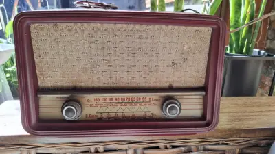 Radio antigua de madera estilo vintage - miniatura 1