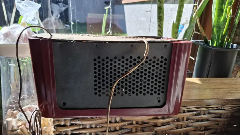 Radio antigua de madera estilo vintage - 2