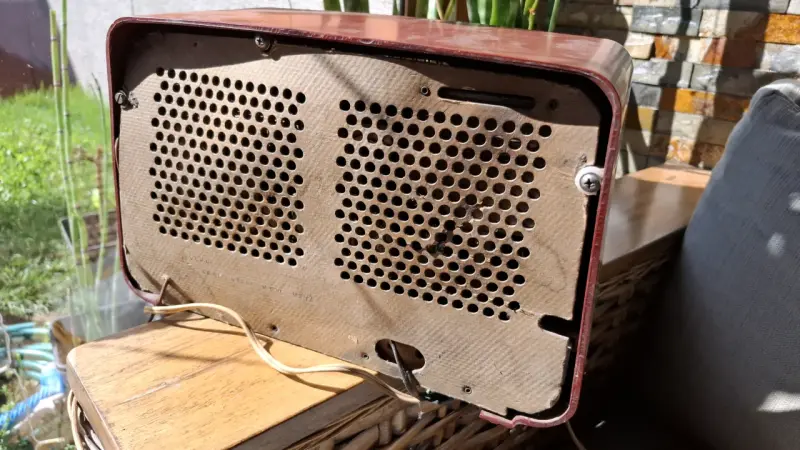 Radio antigua de madera estilo vintage - 3