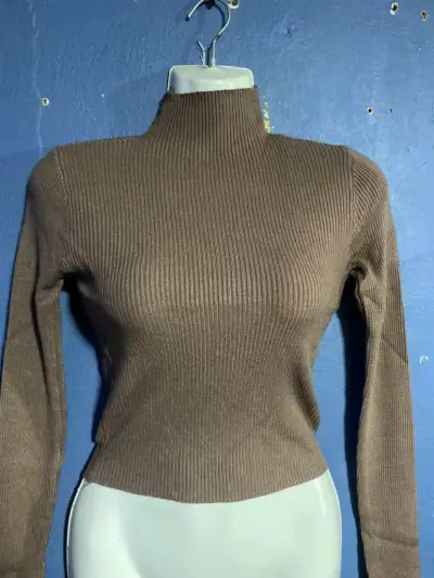Suéter de cuello alto para mujer en varios colores - miniatura 1