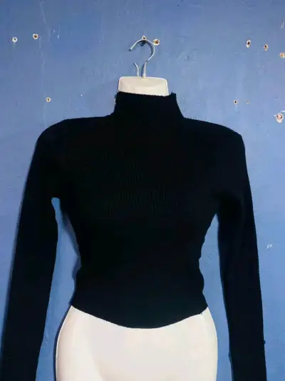 Suéter de cuello alto para mujer en varios colores - miniatura 3