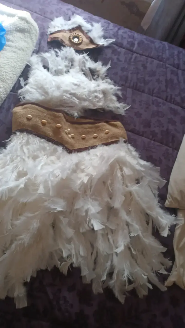 Disfraz de plumas blancas con cinturón