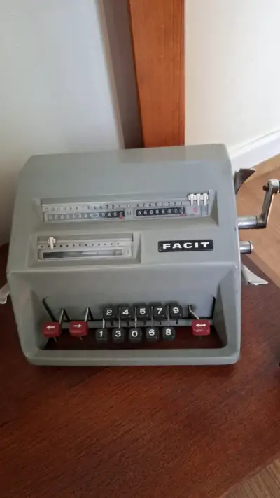 Sumadora mecánica Facit vintage en buen estado - miniatura 1