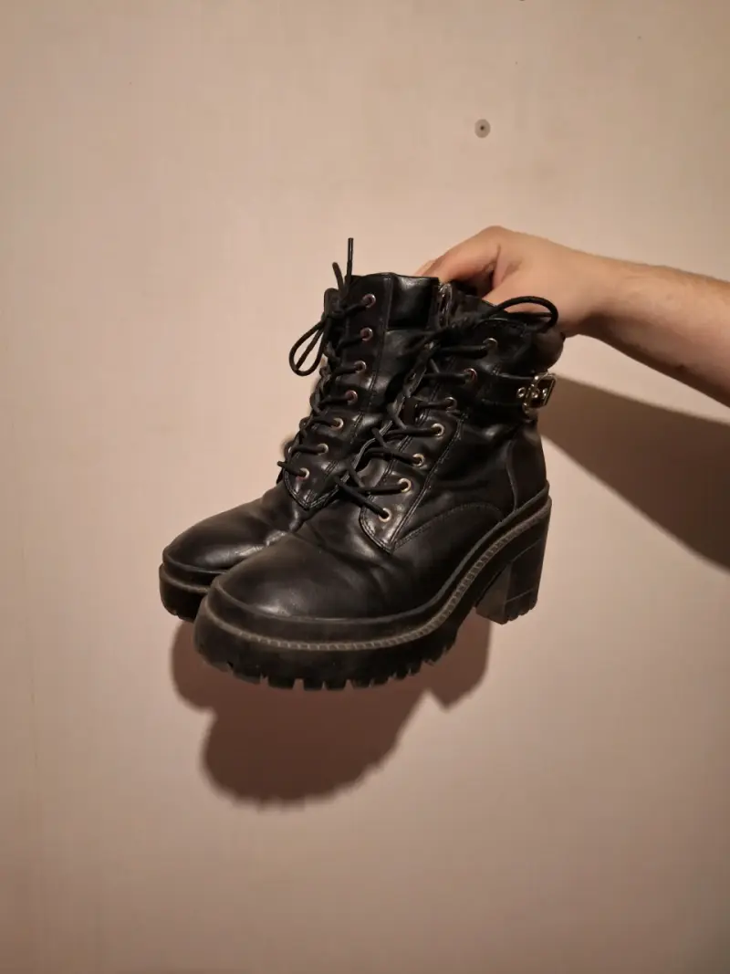 Botines negros de cuero con tacón grueso