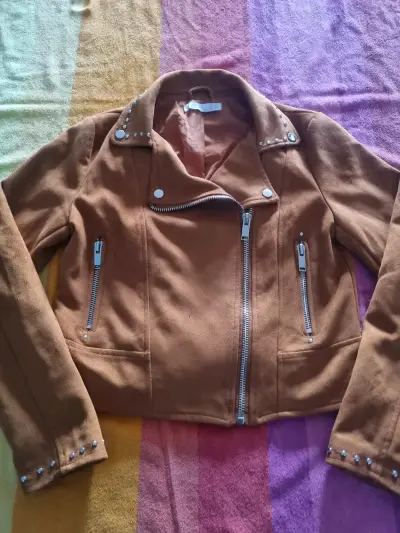 Chaqueta de cuero sintético marrón con tachas - miniatura 1