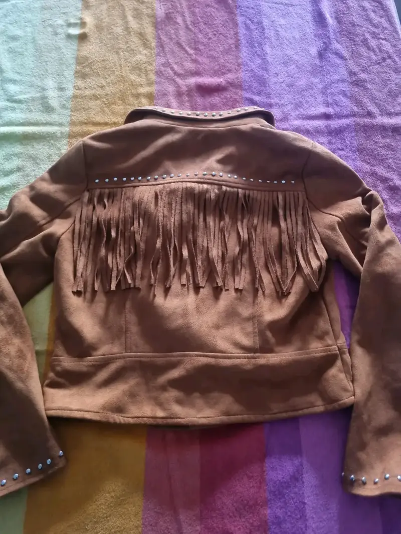 Chaqueta de cuero sintético marrón con tachas - 2