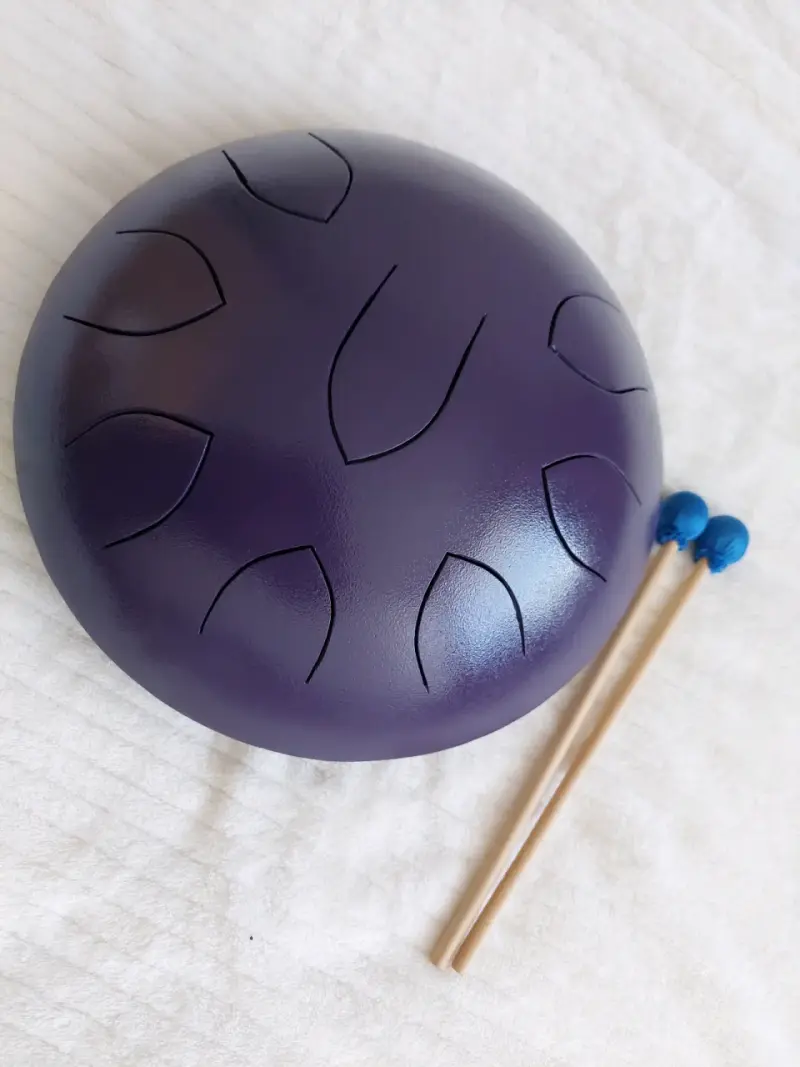 Tank drum morado con baquetas