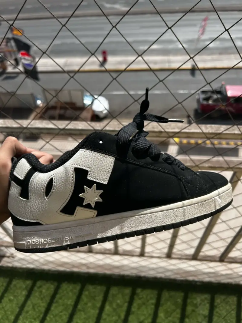 Zapatillas deportivas DC negras y blancas - 1