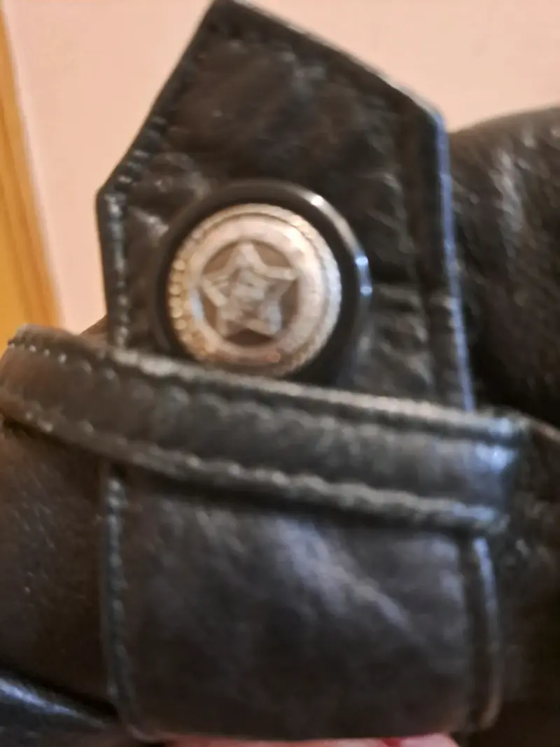 Abrigo de cuero negro con cinturón - 1