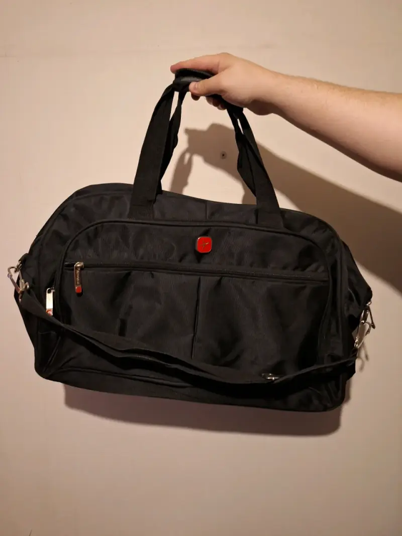 Bolso de viaje negro con correa ajustable - 1
