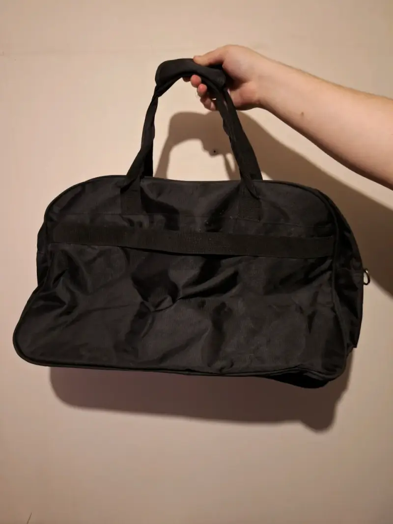 Bolso de viaje negro con correa ajustable - 2