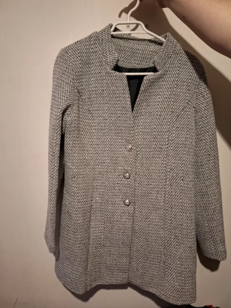 Abrigo de lana gris con botones decorativos - 1