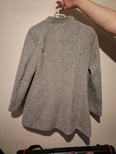 Abrigo de lana gris con botones decorativos - miniatura 2