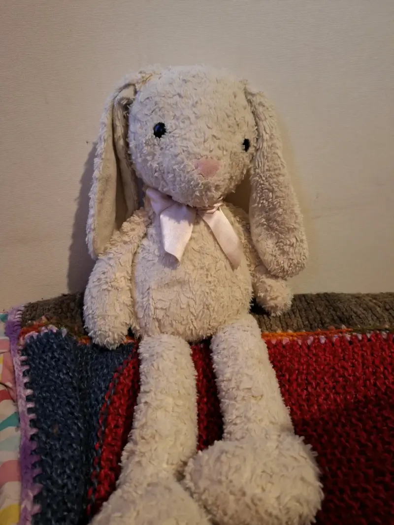 Peluche conejo con lazo rosa