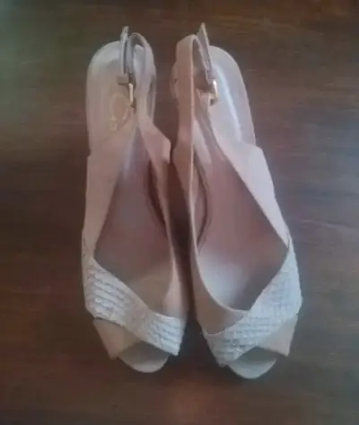 Sandalias de tacón beige con diseño trenzado - miniatura 1