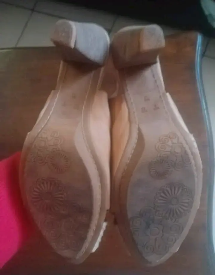 Sandalias de tacón beige con diseño trenzado - 3