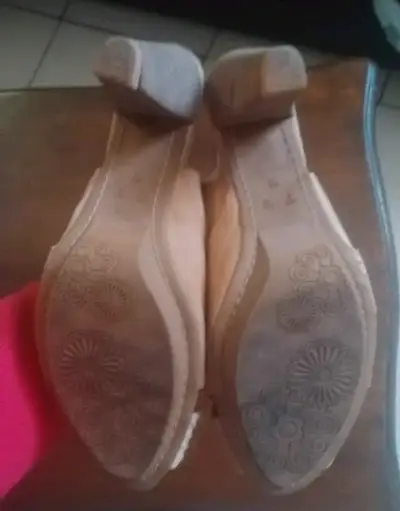 Sandalias de tacón beige con diseño trenzado - miniatura 3