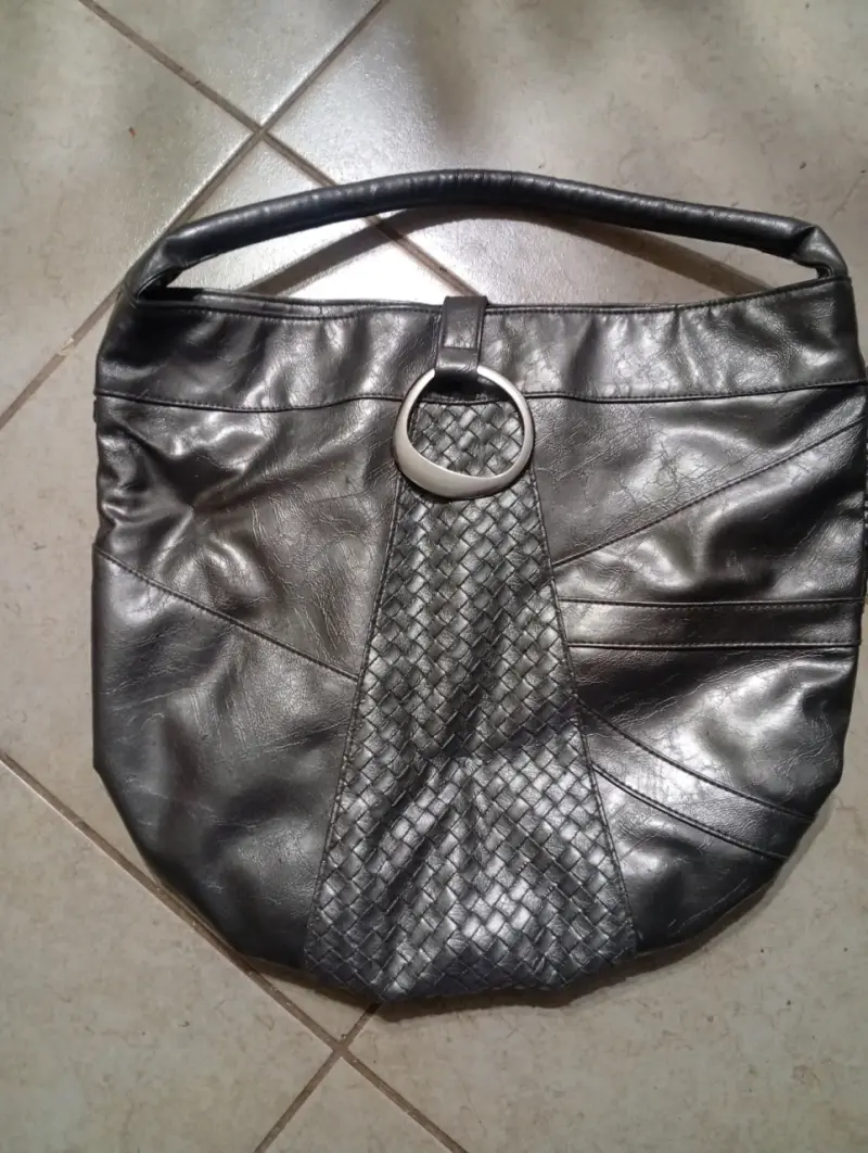 Bolso de cuero sintético gris con diseño trenzado
