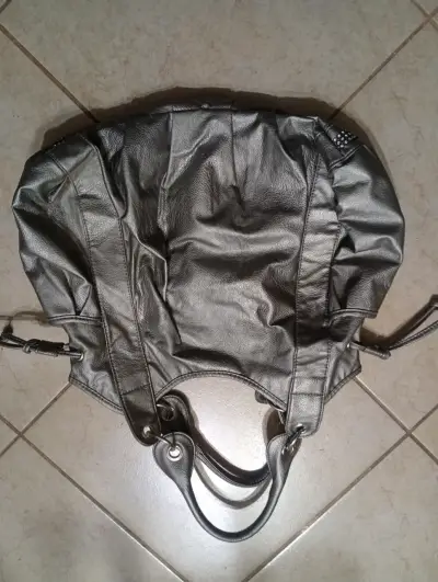 Bolso de cuero gris con detalles metálicos - miniatura 1