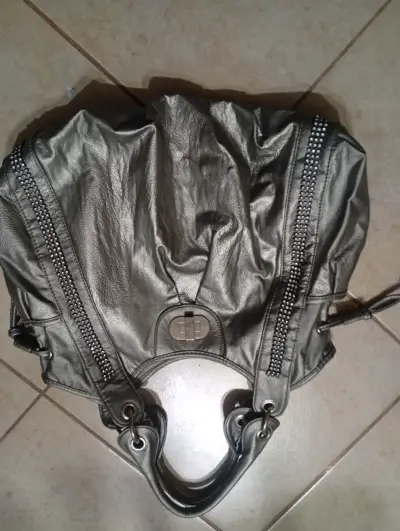 Bolso de cuero gris con detalles metálicos - miniatura 2