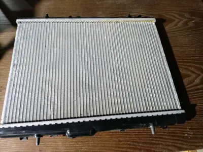 Radiador de auto en buen estado - miniatura 2