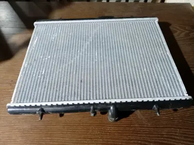 Radiador de auto en buen estado - miniatura 3