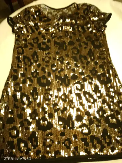 Vestido de lentejuelas doradas para fiesta - miniatura 1