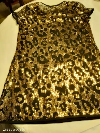 Vestido de lentejuelas doradas para fiesta - miniatura 3