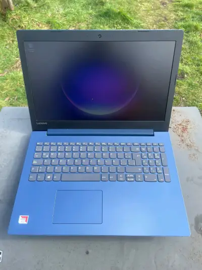 Laptop Lenovo azul con procesador AMD A6 - miniatura 1