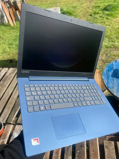 Laptop Lenovo azul con procesador AMD A6 - miniatura 2