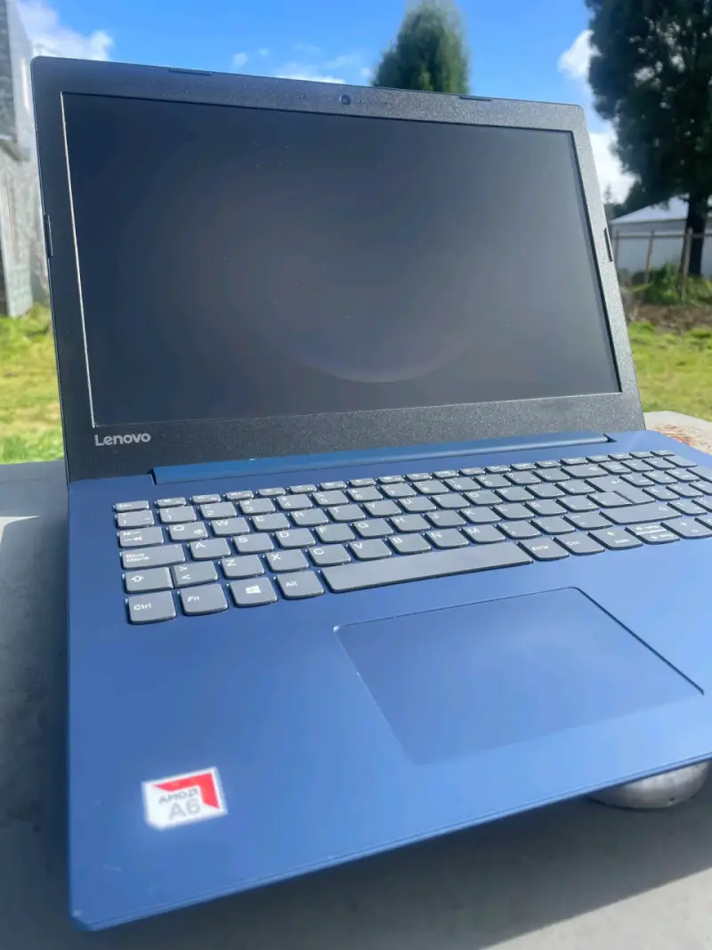 Laptop Lenovo azul con procesador AMD A6 - 3