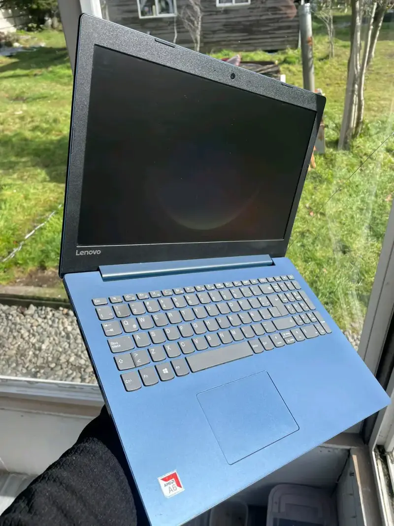 Laptop Lenovo azul con procesador AMD A6 - 4