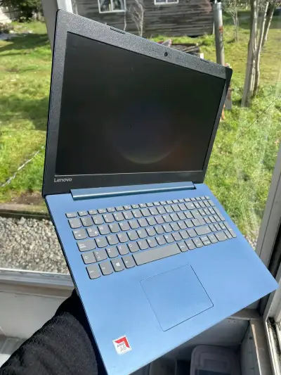 Laptop Lenovo azul con procesador AMD A6 - miniatura 4