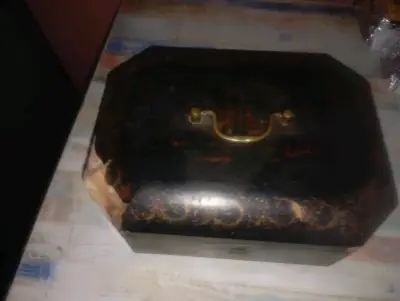 Caja de madera antigua con asa de metal - miniatura 1