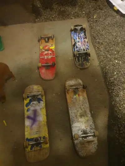 Lote de 4 skateboards - miniatura 1