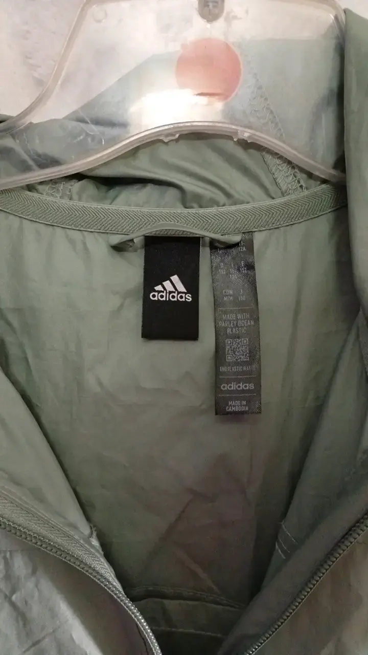 Chaqueta cortaviento verde Adidas con capucha - 2