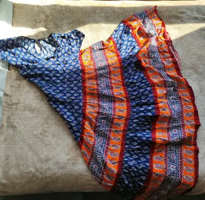 Vestido bohemio azul y naranja con estampado - miniatura 2