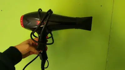 Secador de Pelo Negro con Detalles Rojos - miniatura 1