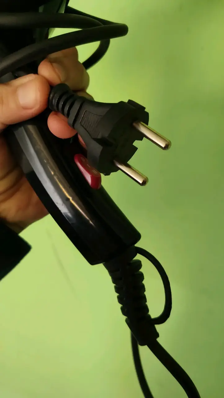 Secador de Pelo Negro con Detalles Rojos - 2