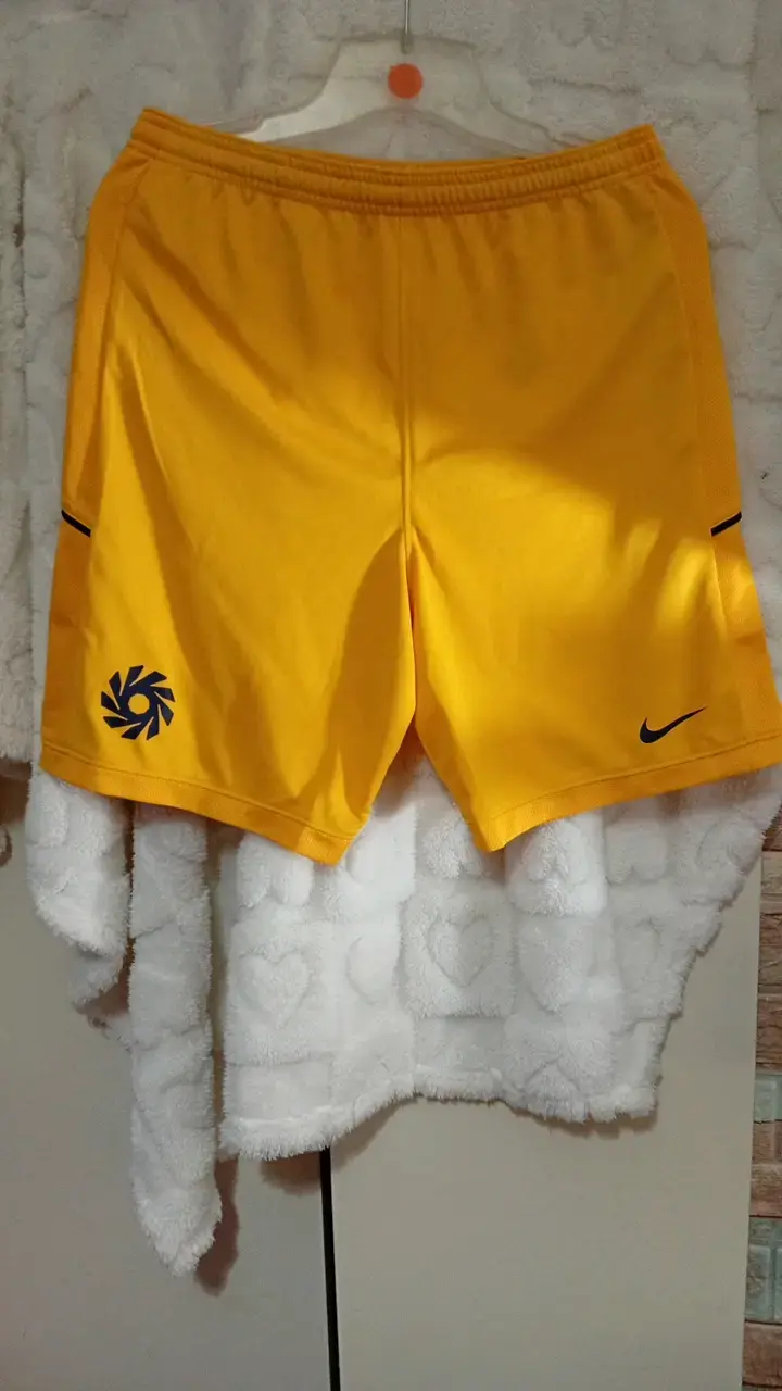 Shorts deportivos amarillos Nike Dri-FIT - 1