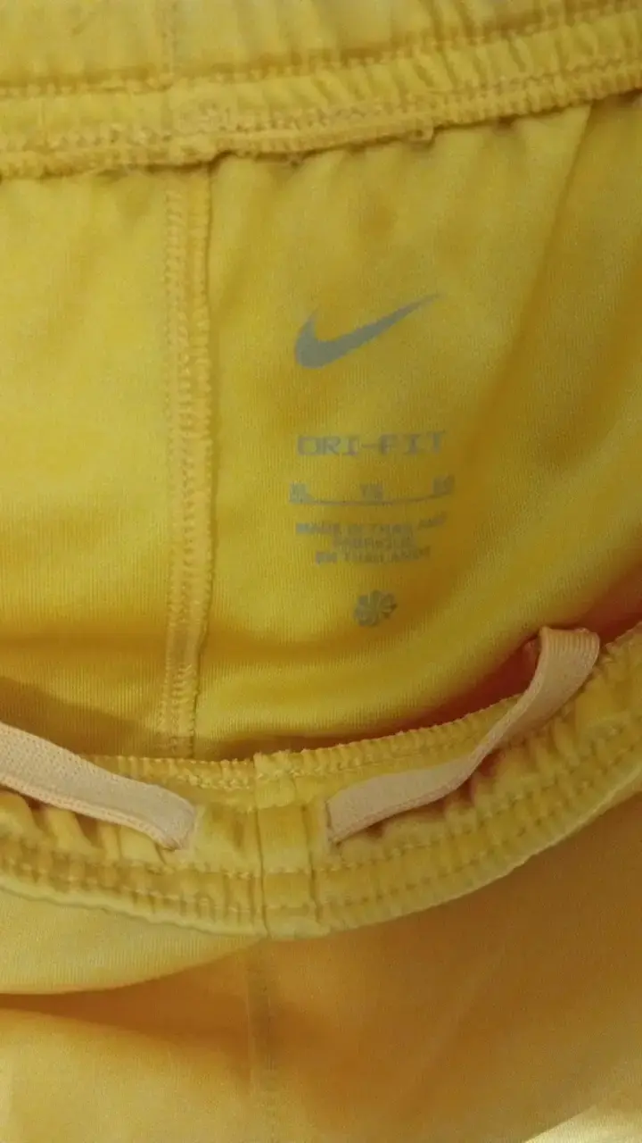 Shorts deportivos amarillos Nike Dri-FIT - 2