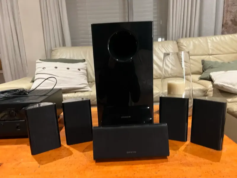 Sistema de sonido Onkyo con subwoofer y parlantes - 2