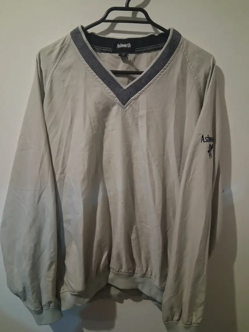 Cortaviento Ashworth gris con cuello en V
