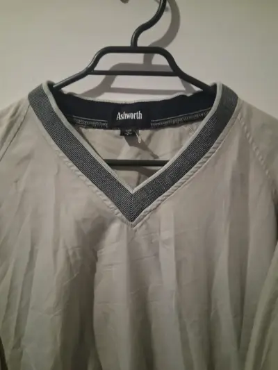 Cortaviento Ashworth gris con cuello en V - miniatura 2