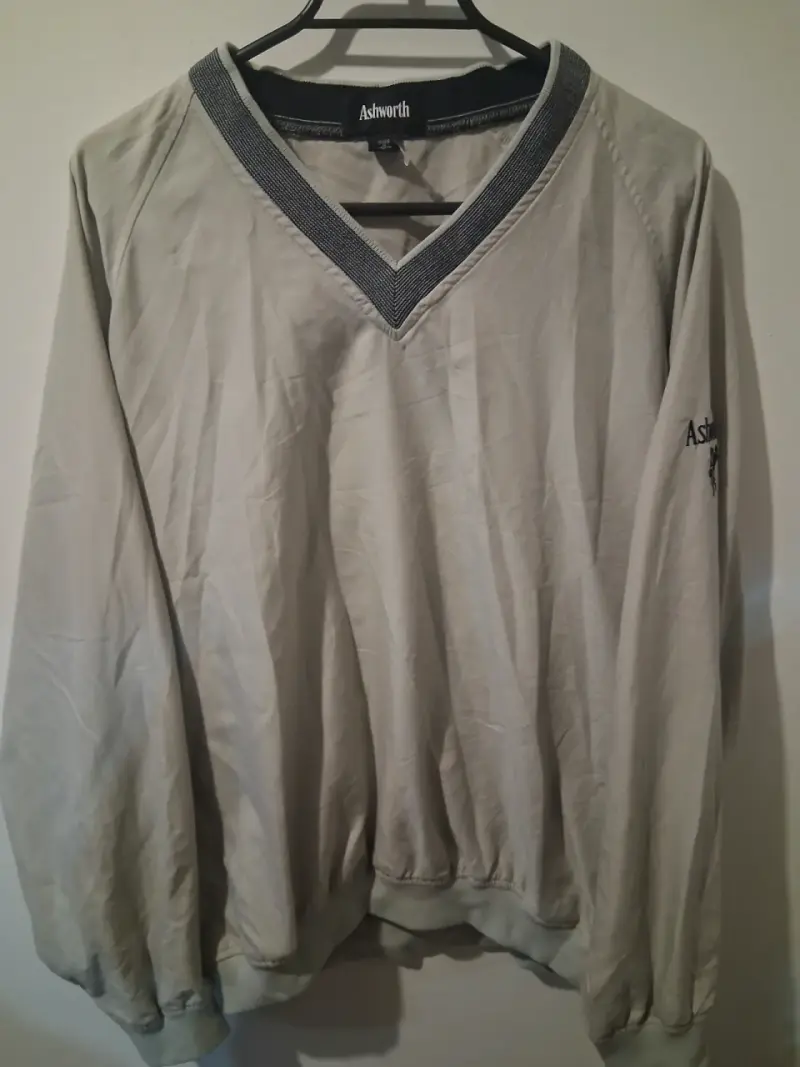 Cortaviento Ashworth gris con cuello en V - 4
