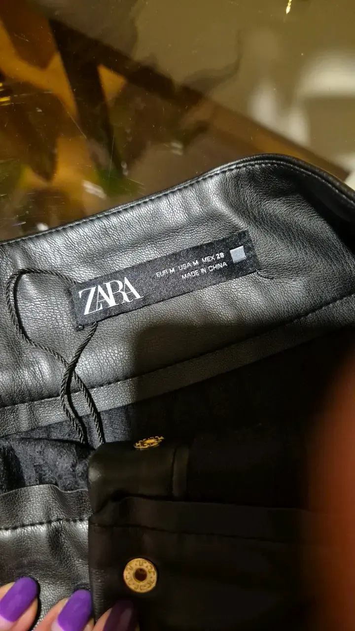 Falda plisada de cuero sintético negra Zara - 2